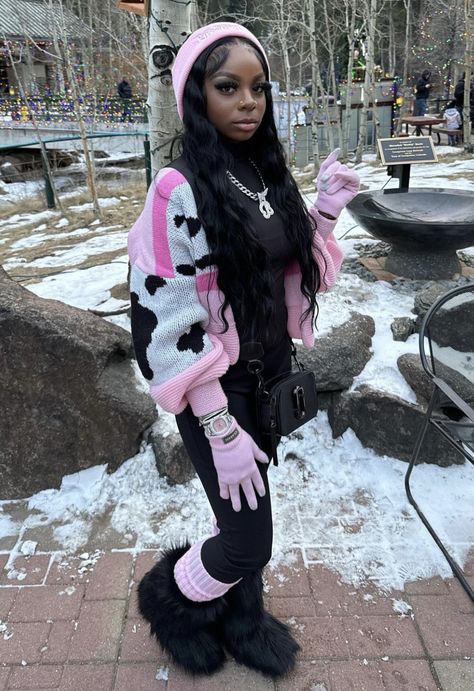 Winter Outfits Aesthetic Baddie, Snow Outfit Pictures, Birthday Outfit Baddie Winter, Pink Birthday Outfits Black Women Winter, Dc Fashion Winter, Winter Fits Birthday, Baddie Cold Outfits, Dark Uggs Outfit, Ugly Christmas Sweater Outfit Baddie