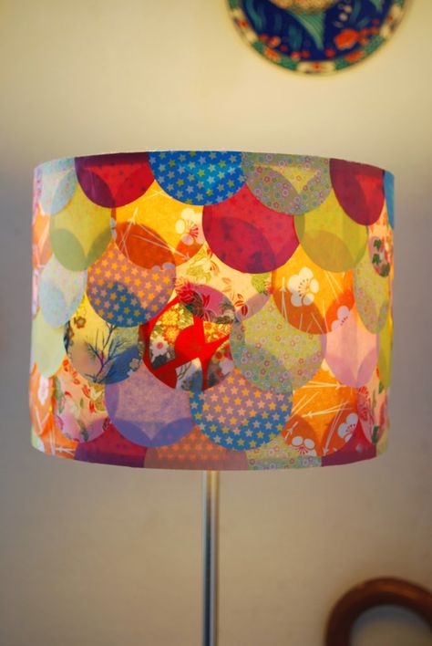 How to ' s : Customiser un abat - jour Lamp Shade Crafts, Colorful Lamp, Funky Lamps, Diy Lampe, Lamps Bedroom, Lampshade Designs, Diy Lamp Shade, Quilted Wall Hangings, Diy Lamp