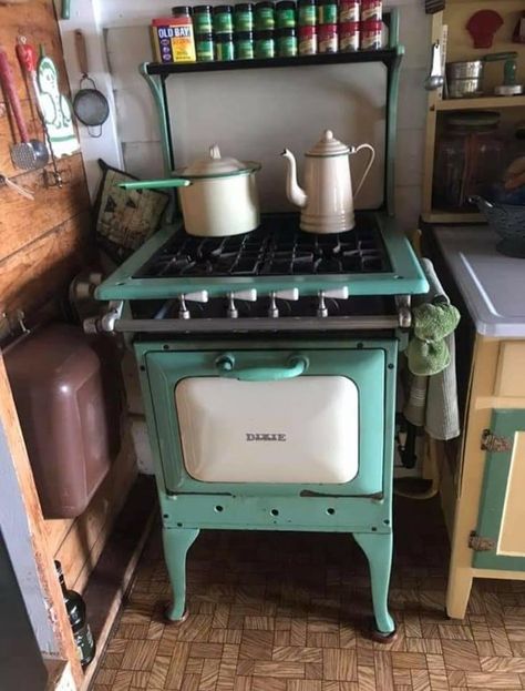 Vintage Electric Stove, Kitchen Stove Ideas, 1930s Kitchen, Vintage Stove, Home Room Ideas, Retro Kitchen Appliances, Old World Kitchens, Stove Ideas, Vintage Kitchen Gadgets