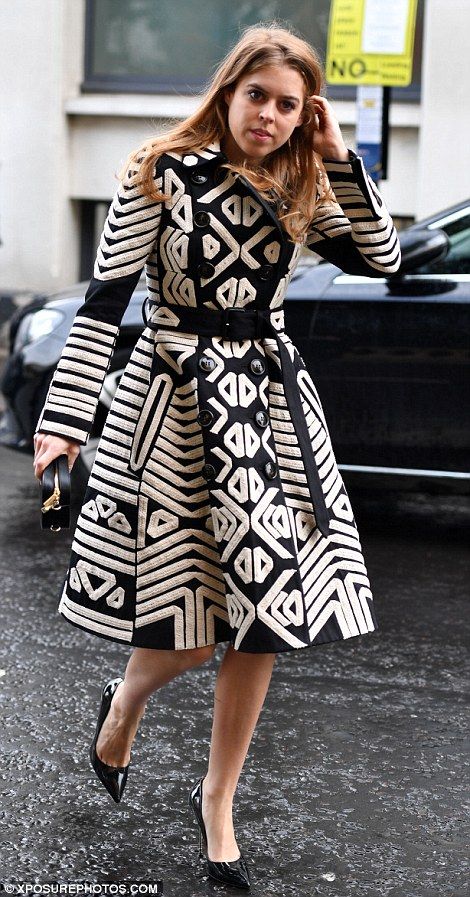 Coat Dresses, Shawl Collar Coat, Casually Chic, Wardrobe Upgrade, Sarah Ferguson, Black And White Dress, Black N White Dress, Trench Coats Women, Mode Inspiration