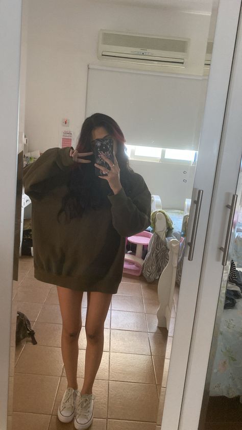 hoodie, pfp, girl, cute, amazing, vsco, pretty, pfp, discord, alt, swag, adorable, summer Oversized Hoodie Selfie, Over Sized Hoodies Outfits, Girls Wearing Boyfriends Clothes, Boyfriends Hoodie Aesthetic, Oversized Hoodie Poses, Big Hoodie Outfit Aesthetic, Selfie With Hoodie, Boyfriend Hoodie Outfit, Boyfriend Hoodie Aesthetic