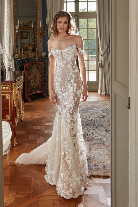 Galia Lahav Bridal Fall 2020 collection, runway looks, beauty, models, and reviews. Galia Lahav Bridal, Galia Lahav Wedding Dress, Petite Bride, Short Bride, Wedding Dresses Mermaid Sweetheart, White Bridal Dresses, Galia Lahav, White Wedding Dress, Sweetheart Wedding Dress