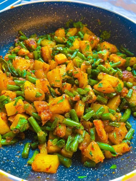 Green Bean and Potato Curry (Aloo Phali) - Fatima Cooks Green Bean Curry Recipes, Aloo Curry Recipe, Indian Green Beans Recipe, Potato And Green Bean Recipe, Green Bean Recipes Vegetarian, Potato Curry Indian, Green Beans Recipe Indian, Indian Green Beans, Curry Potatoes