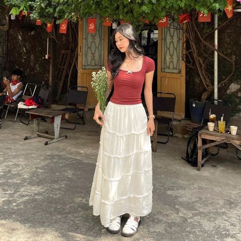 Fresh Day Outfit, Flowy Long Skirt Outfit Summer, Dreamy Outfits Aesthetic Casual, White Maxi Skirt Outfit Summer Casual, Long Skirt And Tshirt Outfits, Korean Maxi Skirt, Long Skirt Outfit Aesthetic, Summer Maxi Skirt Outfits, Japan Spring Outfit Travel