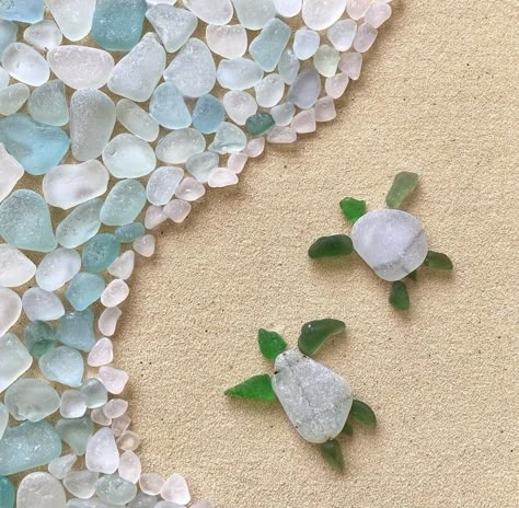 Seaglass Seaglass Gifts Diy, Sea Turtle Glass Art, Sea Glass Sea Turtle, Quartz Rock Crafts, Sea Glass Art Turtle, Seaglass And Driftwood Art, Pebble Art Turtle, What To Make With Sea Glass Ideas, Sea Turtle Sea Glass Art