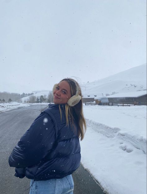 Poses In The Snow Photo Ideas, Winter Pictures Aesthetic Instagram, Snowy Pictures Instagram, Snow Pictures Instagram Ideas, Snowy Day Photoshoot, Snow Photoshoot Poses, Snow Day Poses Picture Ideas, Pics In Snow Photo Ideas, Snow Vacation Aesthetic