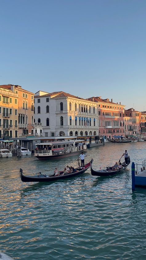 gondola ride in venice Venice Boat, Venice Gondola, Venice Painting, Gondola Ride, Nothing Gold Can Stay, Fake Insta, Plane Ticket, Boat Ride, Italy Trip