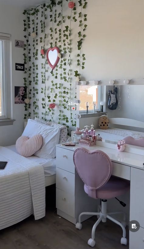 Coquette Room Aesthetic Pink Small Rooms, Coquette Room Inspo Aesthetic, Girls Preppy Bedroom, Soft Girl Room Aesthetic, Summer Room Aesthetic, Preppy Bedroom Aesthetic, Bedroom Coquette, Girly Dorm Room, Summer Bedroom