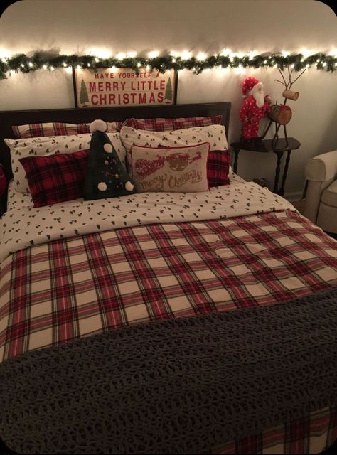 Christmas Bedrooms Cozy, Christmas Room Inspiration, Christmas Room Ideas, Ideas Decoracion Navidad, Christmas Bedrooms, Holiday Bedroom Decor, Winter Room, Christmas Bedroom Ideas, Holiday Room Decor