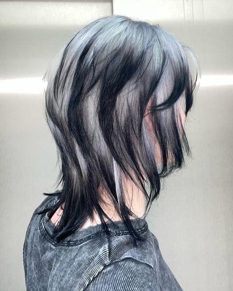 Haircut + silver color + black tips = @3liksir Silver Colored Hair, Gray Hair Highlights Short Hair, Grey Hair With Black Tips, Silver Tips Hair, Black And Grey Hair Short, Black And Silver Hair Short, Black Tip Hair, Platinum And Black Hair, White Hair With Black Tips