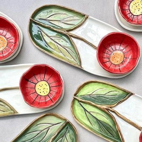 Easy Hand Built Pottery Ideas, Flower Pottery Ideas, Pottery Things To Make, Hand Ceramics Ideas, Spring Ceramics Ideas, Valentines Pottery Ideas, Ceramic Dishes Handmade, Pottery Slab Ideas, Pottery Platter Ideas