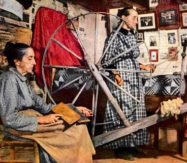 Spnning wheel Walker Sisters, Spinning Thread, Appalachian History, Five Sisters, Mountain Community, Mountain People, The Saturday Evening Post, The Old Ways, Churning Butter