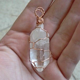 Basic Net Wire Wrap: 9 Steps (with Pictures) Crystal Jewelry Diy, قلادات متدلية, Wire Choker, Wire Wrapped Stone Jewelry, Wire Wrap Jewelry Designs, Wire Wrapped Jewelry Diy, Diy Jewelry Inspiration, Wire Jewelry Designs, Rock Jewelry