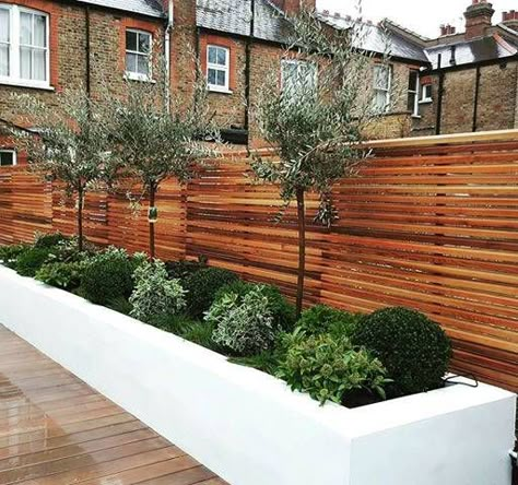 13 surprisingly easy Sunday DIY projects you'll enjoy (From Amy Tocknell) Small Garden Fence, Diy Garden Bed, Fence Designs, Garden Flower Beds, Back Garden Design, Modern Garden Design, Contemporary Garden, Have Inspiration, Outdoor Gardens Design