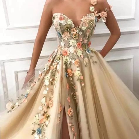 Brand New Gorgeous Dress With Floral Details. Sunflower Corset Dress, Fairy Inspired Gown, Big Fancy Dresses Gowns, Bohemian Fancy Dresses, Floral Boho Bridesmaid Dresses, Floral Ball Dress, Faerie Ball Gown, Champagne Floral Wedding Dress, Floral Wedding Reception Dress