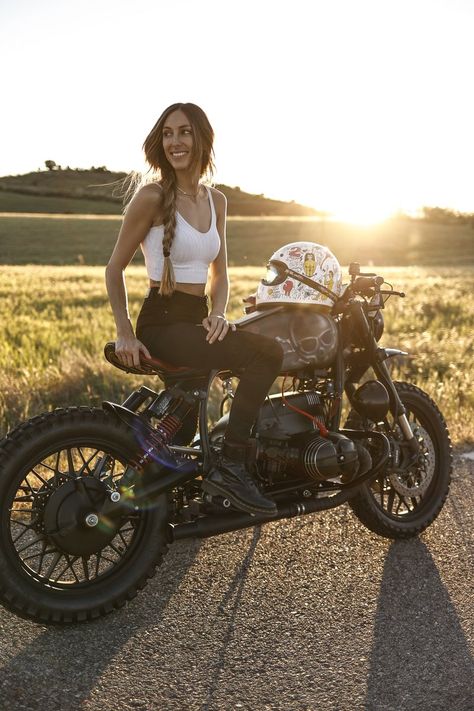 Cafe Racer Dreams 🏍 (@CafeRacerDreams) / Twitter Outfit Cafe, Bike Women, Biker Girl Outfits, Colorful Photoshoot, Bmw R100, Cafe Racer Girl, British Motorcycles, Bmw Cafe Racer, Biker Love