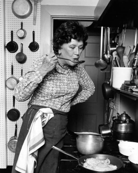 Best Way to Cook Corn on the Cob - Spicy Southern Kitchen | Kitchn Julia Child Recipes, Cooking In The Kitchen, French Cooking, Julia Child, Vintage Cookbooks, Cooking Show, Classic Food, White Photo, A Kitchen