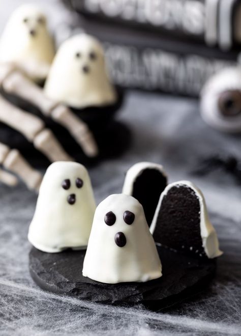 Spooky Baking Aesthetic, Spooky Night Desserts, Halloween Themed Oreo Balls, Fun Halloween Baked Goods, Halloween Snacks No Bake, Halloween Party Food Sweets, Best Halloween Baked Goods, Fall Halloween Party Food, Cake Pop Ghosts