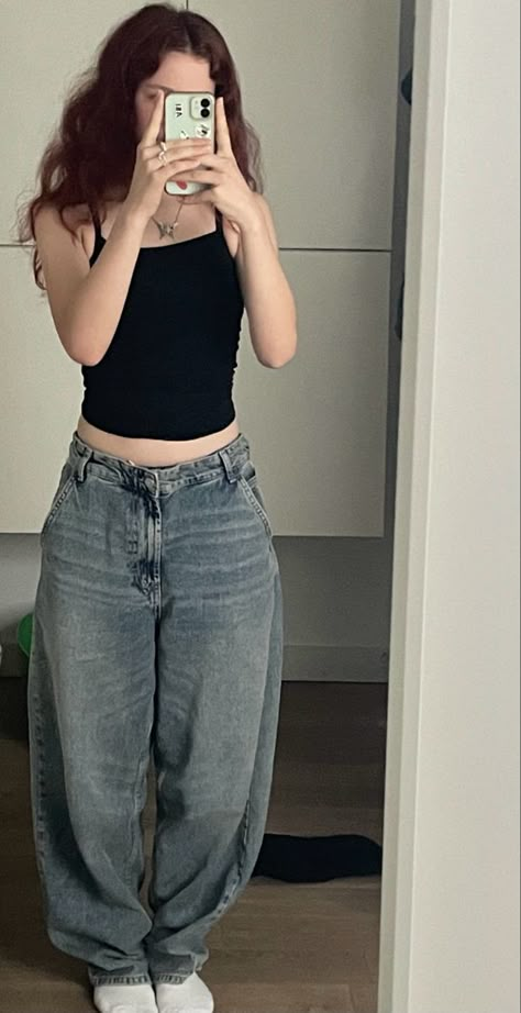 Small Top Baggy Pants Outfit, Baggy Jeans Outfit Girl, Baggy Girl Outfits, Baggy Pants Tight Top, Baggy Jeans Small Top, Baggy Jeans Tight Top, Baggy Pants Small Top, Tight Top Baggy Pants Outfit, Small Top Big Pants Outfit