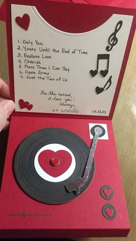 Gift Ideas For Musicians Boyfriends, Scrapbook Music Ideas, Crafts To Make For Boyfriend Handmade Gifts For Him, Songs That Remind Me Of You, Diy Cadeau Couple, Film Crafts, Mains Couple, Diy Record, Christmas Card For Girlfriend