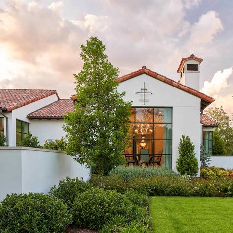 Luxury Estate with Transitional Spanish Style Architecture - Dallas, Texas Mediteranian Home, Modern Spanish Style Homes, Modern Spanish Style, Mediterranean Homes Exterior, Spanish Style Architecture, Spanish Modern, Modern Lake House, European Style Homes, Front Courtyard