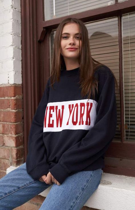 Sweatshirt Street Style, New York Sweatshirt, Hip Clothes, Cold Nights, John Galt, New York Street, Women Hoodies Sweatshirts, Plus Size Shirts, Ootd Fashion