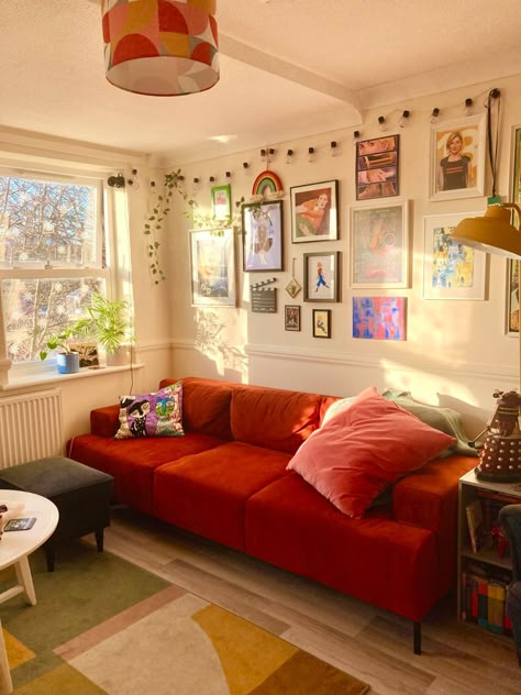 Bright Living Room Apartment, Colourful Cozy Living Room, Colourful Couches Living Room, Living Room Decor Red Couch, Living Room Designs Red Couch, Red Sofa Interior, Pink And Orange Interior Design, Red Theme Living Room, Red Sofa Decor