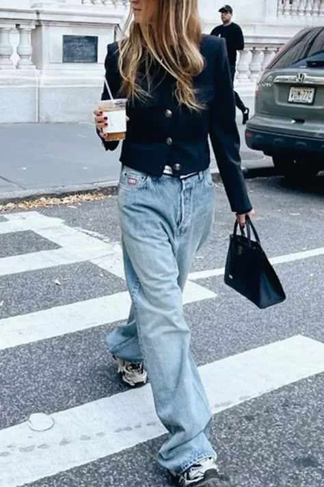 8 Effortlessly Chic Everyday Outfit Ideas | Wardrobe Icons Parisian Chic Outfits, Rok Midi, Chanel Style Jacket, Sandal Tali, Parisian Chic Style, Mode Boho, What To Wear Today, Mode Casual, Mode Inspo