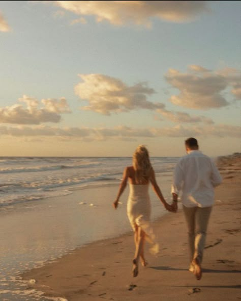 Engagement Photo Shoot Beach, Engagement Pictures Beach, Couples Beach Photography, Couple Beach Pictures, Wedding Fotos, Beach Photo Session, Cute Engagement Photos, Couple Engagement Pictures, Engagement Pictures Poses