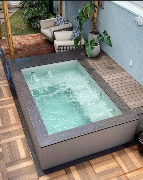 Piscinas Pequeñas, Kleiner Pool Design, Kolam Air, Landscaping Layout, Outdoor Hot Tub, Small Swimming Pools, Hot Tub Garden, Small Backyard Landscaping Ideas, Hot Tub Backyard