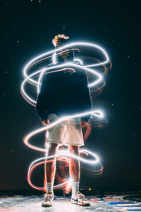 Light Painting Portrait, Long Exposure Light Photography, Long Exposure Portrait, Light Trail Photography, Lighting Painting, Light Graffiti, Neon Lights Photography, Long Exposure Photos, Light Painting Photography