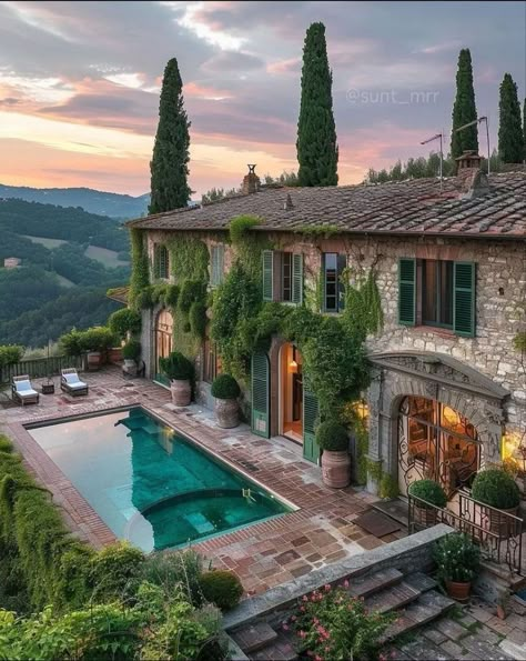 Italian Villa Aesthetic, Mediteran House, Italian Mansion, Tuscany House, Home In Italy, Castle House Design, Dream House Aesthetic, Italy House, Italian House