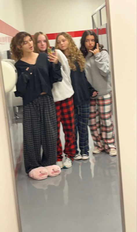 Pyjama Day Outfits School, Cute Pajamas For School, Pajamas To Wear To School, High School Pajama Day Cute Outfits, Cute Outfits To Hangout With Friends, Aesthetic Sleepover Outfits, Pajama Day Aesthetic, Friends At School Pictures, Pajamas Spirit Week