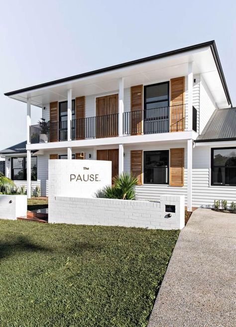 The Pause Gerringong: rental house on the NSW South Coast - Vogue Australia 40x60 Pole Barn House Plans, 40x60 Pole Barn, Affordable Prefab Homes, Property Business, Small Apartment Building, Hut House, Green Jordans, Cottage Porch, Apartment Exterior