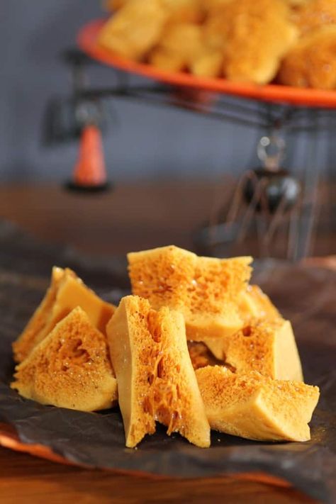 Sponge Toffee, Christmas Toffee, Toffee Dessert, Honeycomb Recipe, Soft Toffee, Chewy Toffee, Easy Toffee, Candy And Chocolate, Homemade Toffee