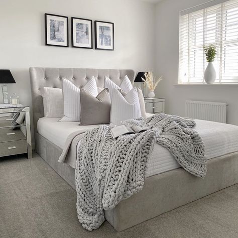 Bedroom Inspirations With Grey Carpet, Cosy Grey Bedroom Ideas, Bedroom With Grey Carpet Ideas, Light Grey Carpet Bedroom Ideas, Grey Carpet Room, Neutral And Grey Bedroom, Grey And Nude Bedroom, New Build Bedroom Ideas, Bedroom Inspirations Master Cozy Relaxing