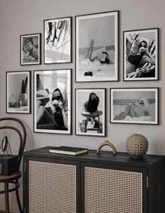 House Wall Decoration, Artwork For Room Decor, Artwork Wall Living Room, Photographer Room Decor, Wall Of Frames Bedroom, Frames In Bedroom Wall Decor, Wall Posters Ideas Living Room, Pictures For Home Decor, Black And White Framed Prints