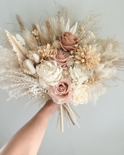 Pampas Outlet 𝐻𝒾 𝐼’𝓂 𝐼𝓇𝑒𝓃𝑒 || Pampas & dried flowers | Making this gorgeous arch piece with me 🤎 . . . . #asmr #asmrsounds #asmrcrunch #makewithme #howtomake #archflowers #archflorals... | Instagram Boho Flowers Bouquet, Flower Bouquet With Pampas, Dusty Rose Boho Bouquet, Fall Wedding Centerpieces Pampas, Pampas Grass And Rose Bouquet, Rustic Dried Flowers, Boho Floral Centerpieces Wedding, Dusty Rose Pampas Wedding, Dried Pampas Bouquet