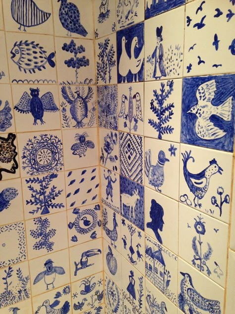 Painting Ceramic Tiles, Painted Tiles, Delft Tiles, Tile Crafts, Hand Painted Tiles, Clay Tiles, Blue Tiles, Handmade Tiles, White Tiles