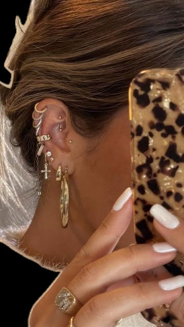 Piercing Designs Ear, Tattoos And Piercings Aesthetic, Ear Piercings Styles, Cute Piercings Ears, Right Ear Piercings, Lots Of Ear Piercings, Peircings Earring, Trendy Piercings, Eat Piercings