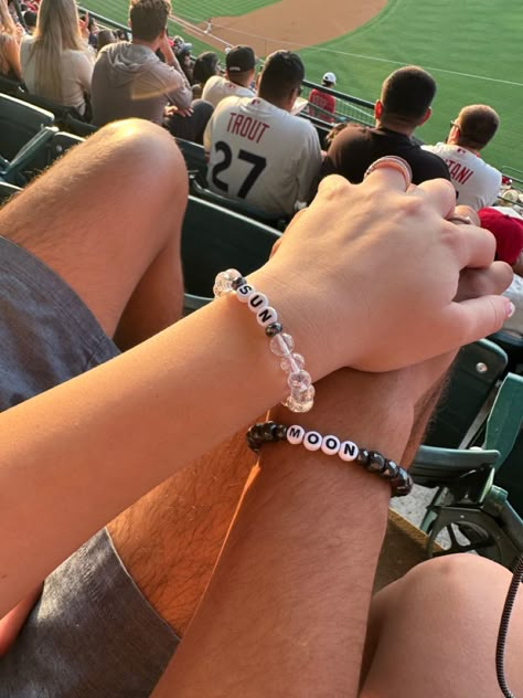 Cute Relationship Bracelets, Beads Bracelet Design Couple, Matching For Couples Ideas, Bracelet Ideas Boyfriend, Cute Bf And Gf Bracelets, Couple Bracelets Homemade, Matching Couple Bracelets Clay Beads, Matching Pearl Bracelets For Couples, Couple Breslet Aesthetic