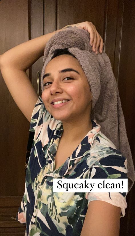 After Bath Selfie, Caption For Hair, Bath Selfie, Prajakta Koli, Trendy Outfits Edgy, Funny Snapchat Pictures, Funny Snapchat, Streak Ideas, Instagram Captions For Selfies