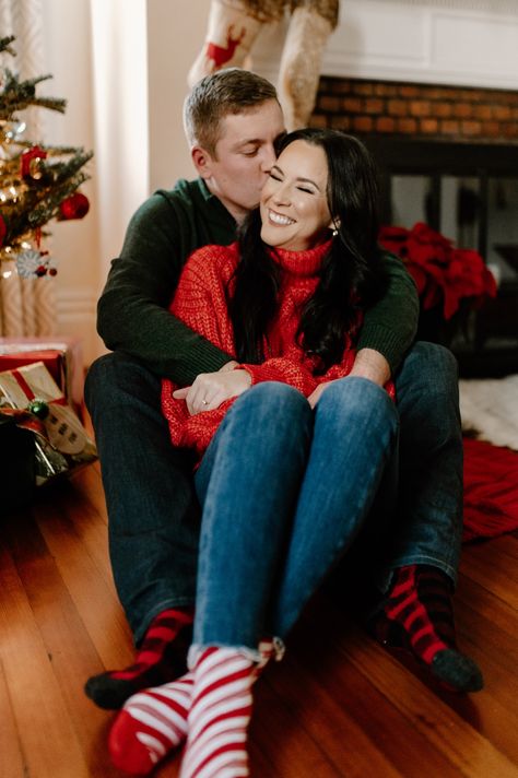 Christmas Card Photo Couple, Couple Christmas Photoshoot, Christmas Photography Couples, Couple Photo Shoot Ideas, Christmas Engagement Photos, Couple Photography Winter, Christmas Photoshoot Ideas, Christmas Couple Photos, Couple Christmas Card