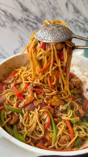 Chowmein Recipe, Pepper Spaghetti, Noodles Dinner, Instagram Restaurant, Noodle Dinner, Asian Stir Fry, Home Meals, Easy Chinese Recipes, Vegetarian Snacks Recipes