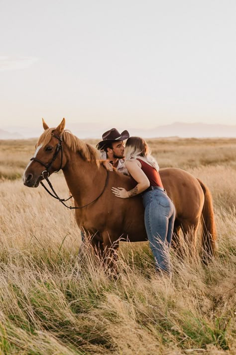 Sunset couples photos in the grassland at sunset with horses and cowboy hats. Couple Pictures With Horses, Horse Photoshoot Ideas Couple, Western Proposal, Horse Couple Photoshoot, Family Photos With Horses, Couples Western Photoshoot, Couples Photos With Horses, Couple Poses With Horse, Couples Photoshoot With Horses