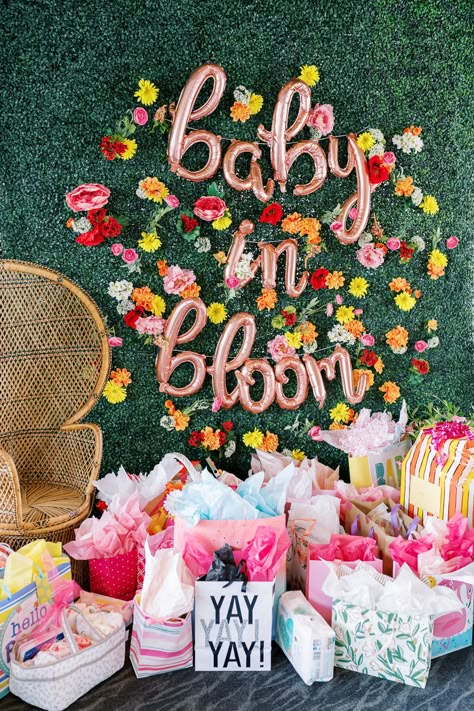 Mom To Be Backdrop, Baby In Bloom Backdrop, Bloom Baby Shower Ideas, Flower Baby Shower Theme, Spring Baby Shower Themes, Boxwood Backdrop, Rose Gold Letter Balloons, April Baby Shower, Gold Letter Balloons