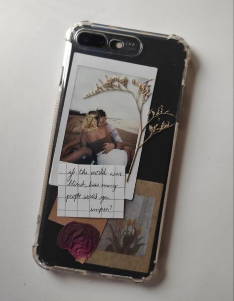 Aesthetic Back Cover Diy, Back Cover Aesthetic Diy, Phone Cases With Polaroid Picture, Pictures In Phone Case Ideas, Aesthetic Phn Cover Ideas, Phn Cover Painting Diy, How To Make Aesthetic Phone Cover, Iphone Back Case Aesthetic, Cover Phone Aesthetic