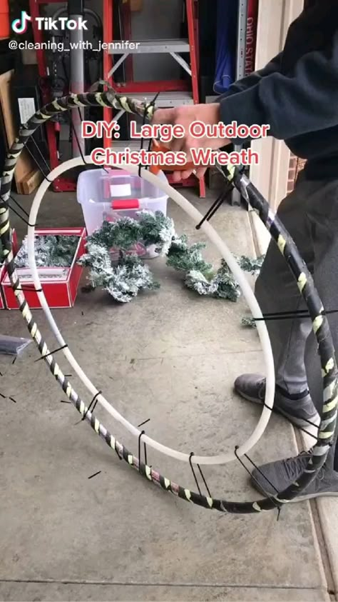 Porch Arch Christmas Decorations, Large Xmas Decorations Diy, Simple Christmas Outdoor Decorations, Diy Big Outdoor Christmas Wreath, Diy Large Christmas Wreath For Outside, Christmas Arch Indoor, Diy Big Wreath Christmas, Diy Yard Ornaments Christmas, Christmas Outdoor Decor Ideas Diy