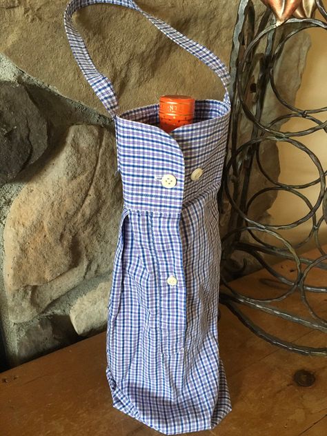 Tas Denim, Wine Bottle Sleeves, Wrapped Wine Bottles, Eco Friendly Gift Wrapping, Costura Diy, Bottle Sleeves, Pola Sulam, Classroom Crafts, Gifts For Wine Lovers