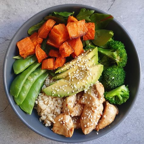 Looks delish!! Healthy Mummy Cassandra made the Protein Packed Chicken and Avocado Macro Bowl! 🥑😋  Cassandra: "When your lunch is a solid 10 outta 10!!"  Check out this tasty recipe here: Bowl Prep Meals, Eat Nutritious Food, Wellness Bowls, Macro Bowl Recipe, Nutrition Bowl, Wellness Bowl, Nutritious Dinner Recipes, Healthy Nutritious Meals, Nurse Lunch